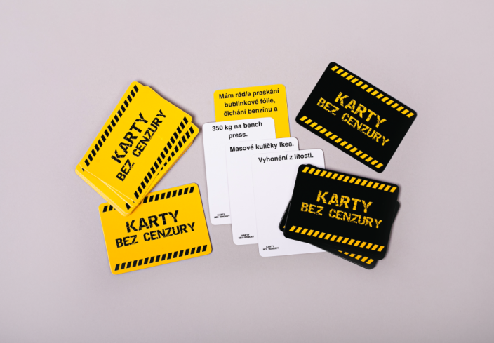 Hromádka černých a žlutých karet na kontrastním pozadí