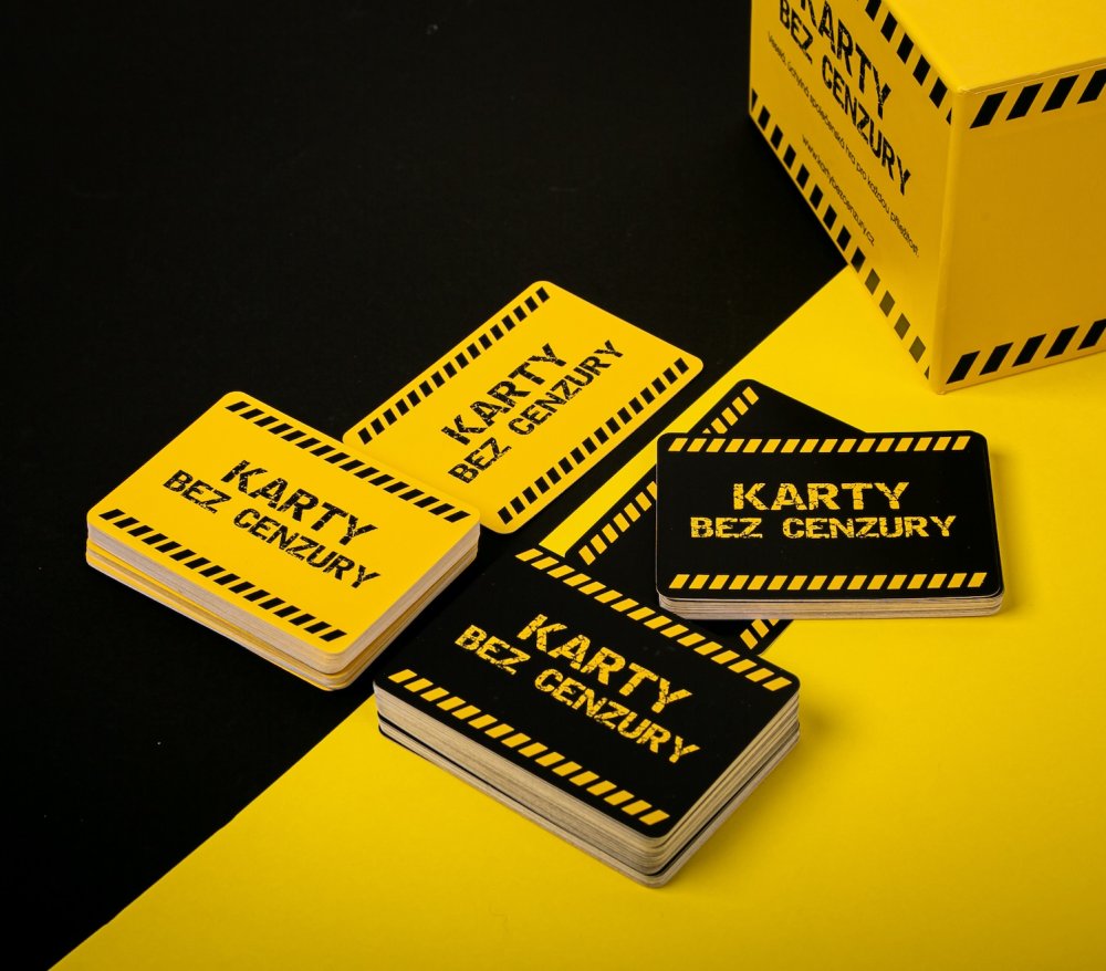 Hromádka černých a žlutých karet na kontrastním pozadí