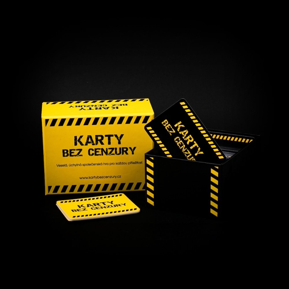 Otevřená krabička Karet bez cenzury a karty